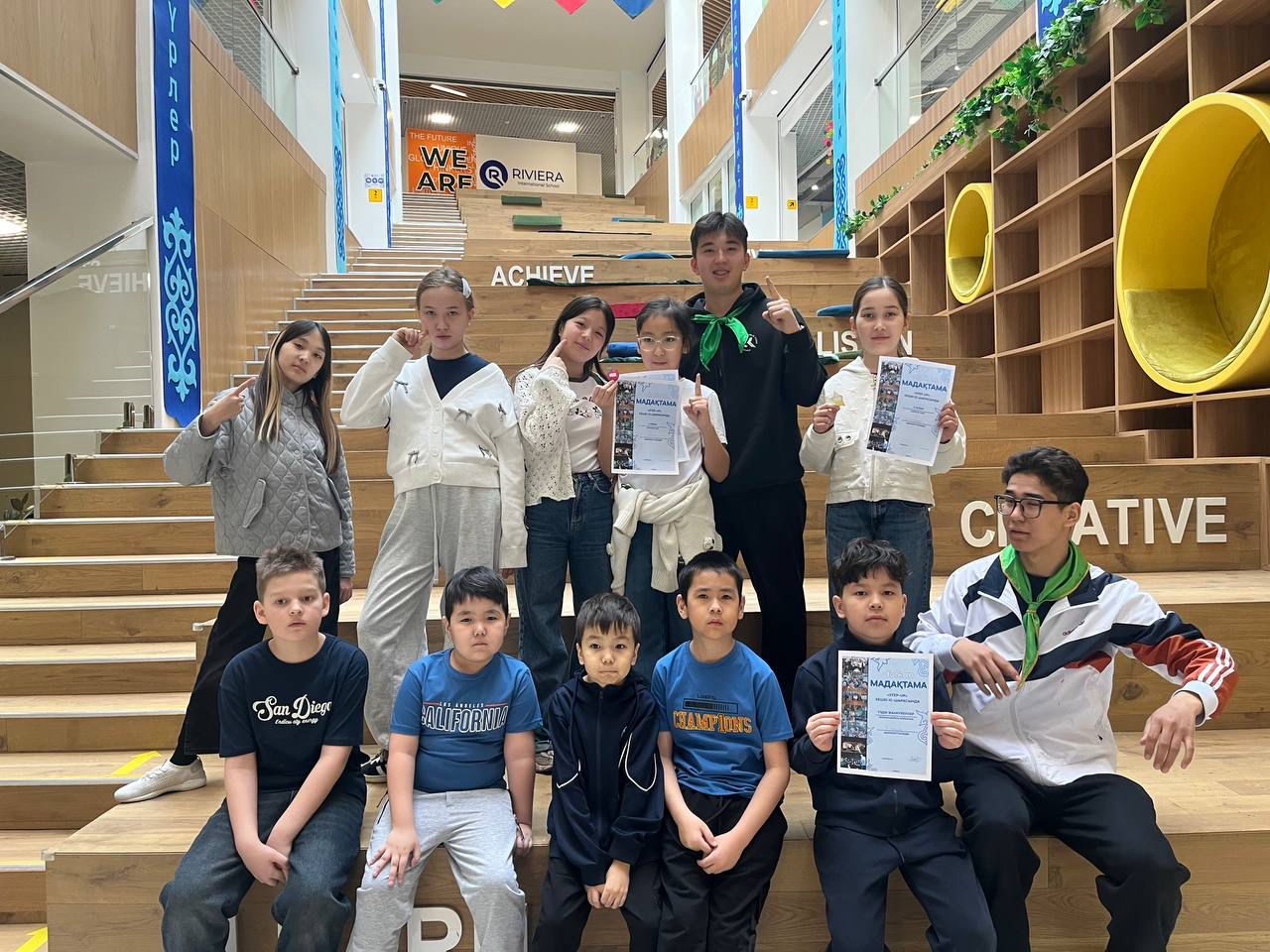 Ученики лагеря GM Camp в Riviera International School с грамотами